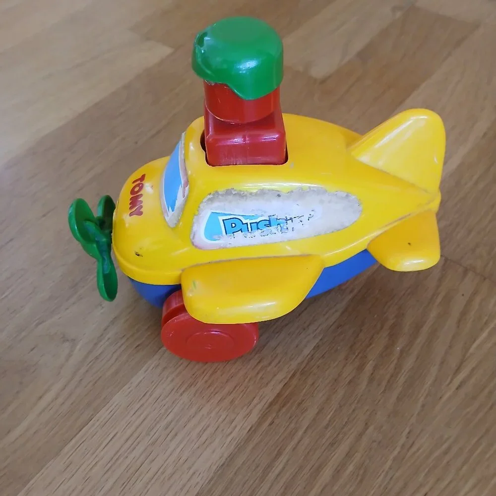 Tomy airplane pull